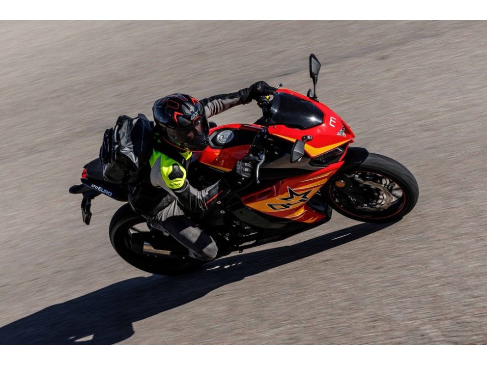 MITT GP1 125 | Deportiva 125 cc con 6 marchas, TFT Mirror-Link y Full LED