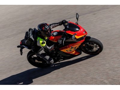 MITT GP1 125 | Deportiva 125 cc con 6 marchas, TFT Mirror-Link y Full LED