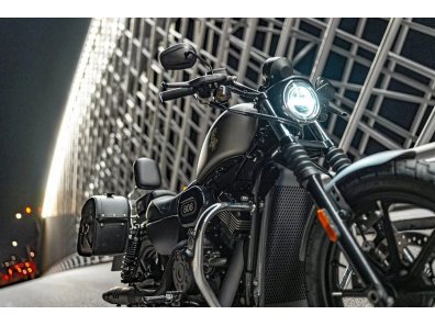 MITT 808 | Custom 800 V-Twin con transmisión por correa, ABS y pantalla TFT