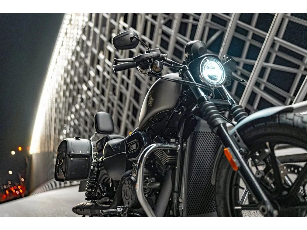 MITT 808 | Custom 800 V-Twin con transmisión por correa, ABS y pantalla TFT