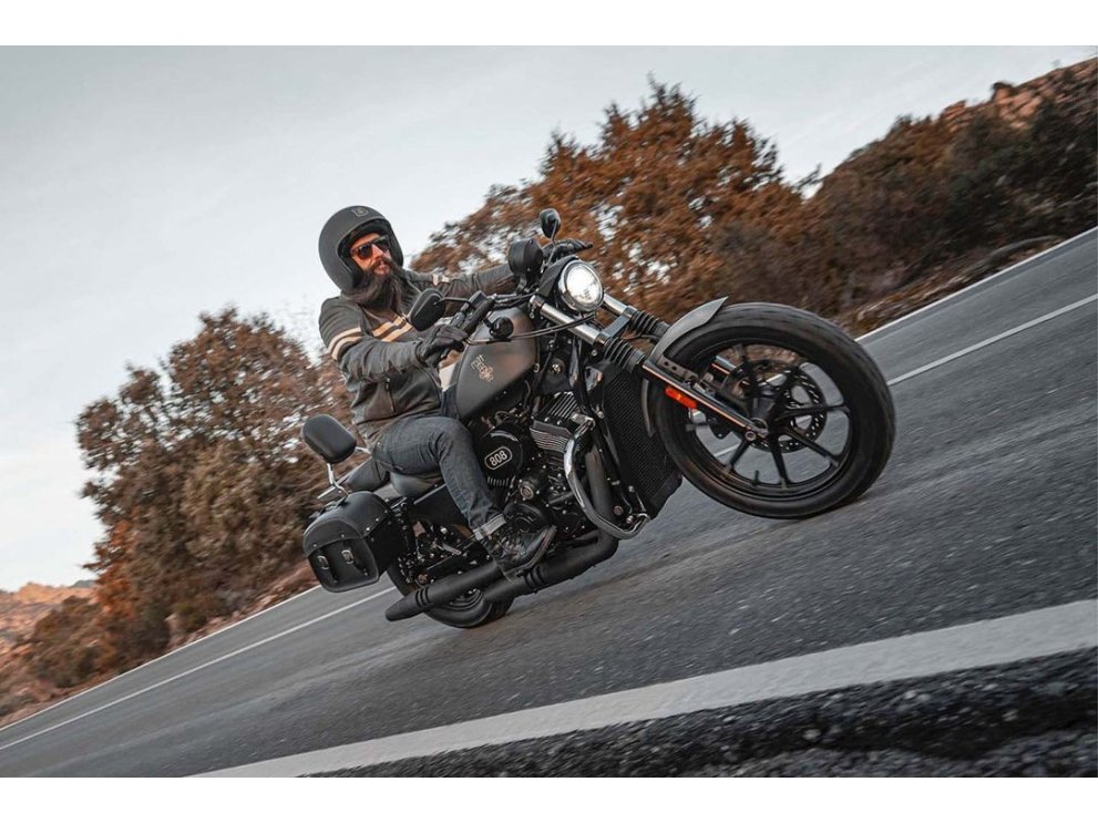 MITT 808 | Custom 800 V-Twin con transmisión por correa, ABS y pantalla TFT