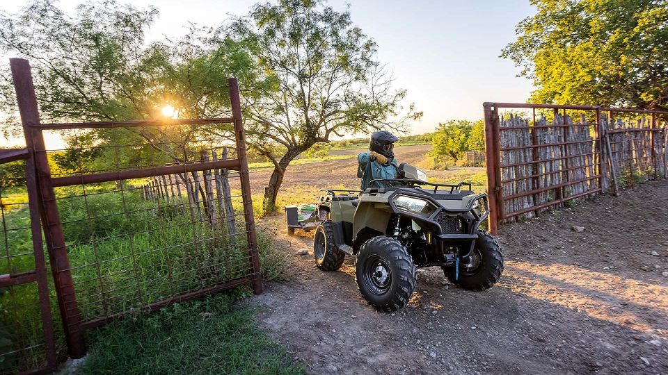 Polaris Sportsman 570 EPS Stealth Grey T3b 2026 en ruta off-road