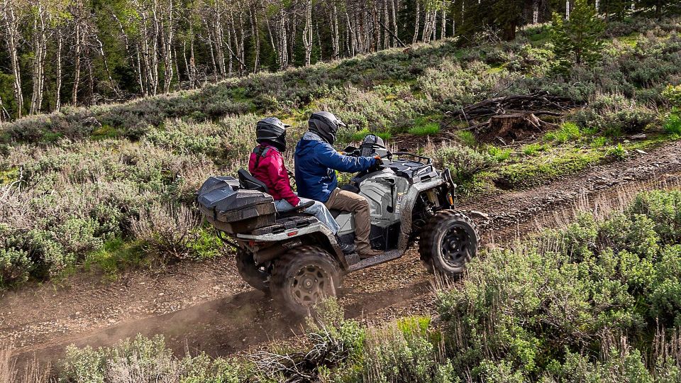 Polaris Sportsman Touring 570 EPS Ghost Gray T3b 2026 en ruta off-road
