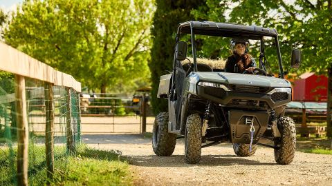 Polaris Ranger 500 Sagebrush Green 2026 en ruta off-road