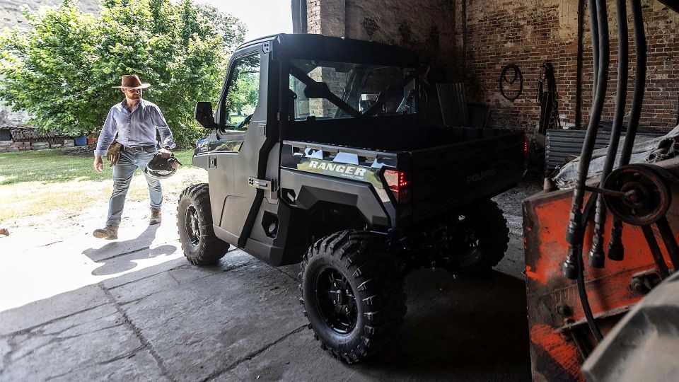Polaris Ranger Crew XP 1000 Premium Stealth Gray T1b 2026 en ruta off-road