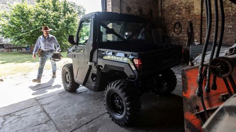 Polaris Ranger Crew XP 1000 Premium Stealth Gray T1b 2026 en ruta off-road
