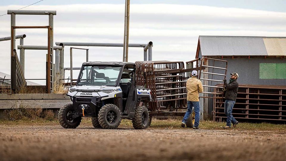 Polaris Ranger EV Full Size Premium Icy White Pearl 2026 en ruta off-road