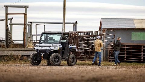 Polaris Ranger EV Full Size Premium Icy White Pearl 2026 en ruta off-road