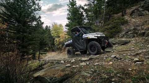 Polaris Ranger Kinetic Premium L7e Icy White Pearl 2026 en ruta off-road