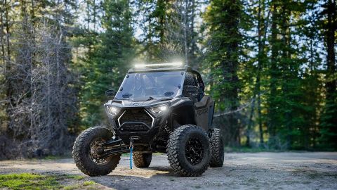 Polaris RZR Pro XP Ultimate Onyx Black Tractor 2026 en ruta off-road
