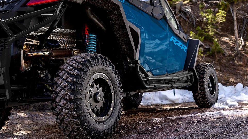 Polaris RZR Pro XP4 Ultimate Slate Gray T1b 2026 en ruta off-road