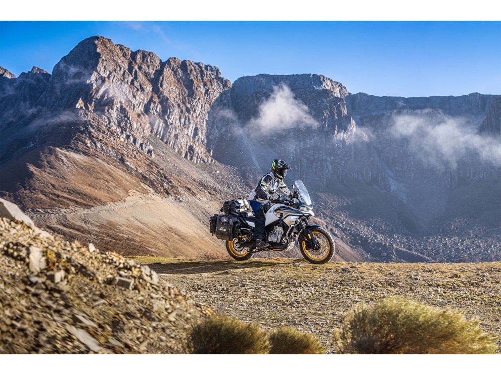 CFMOTO 800MT Explore | Trail 799 cc con pantalla 8”, modos de conducción y ABS