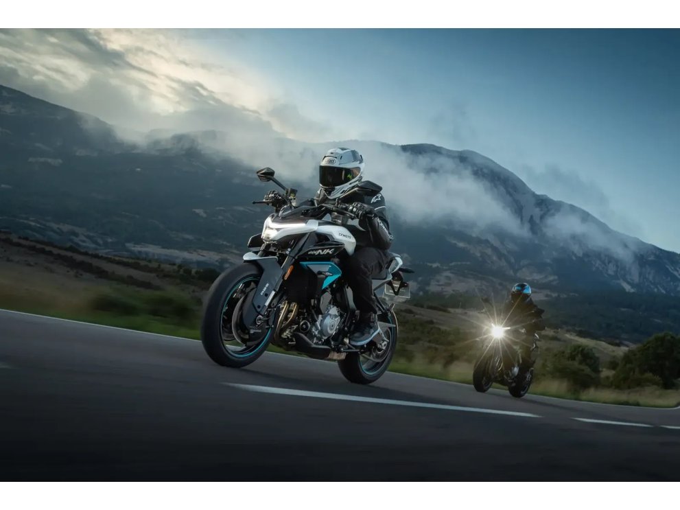 CFMOTO 675NK | Naked tricilíndrica 675 cc con 90 CV, TFT y suspensiones KYB