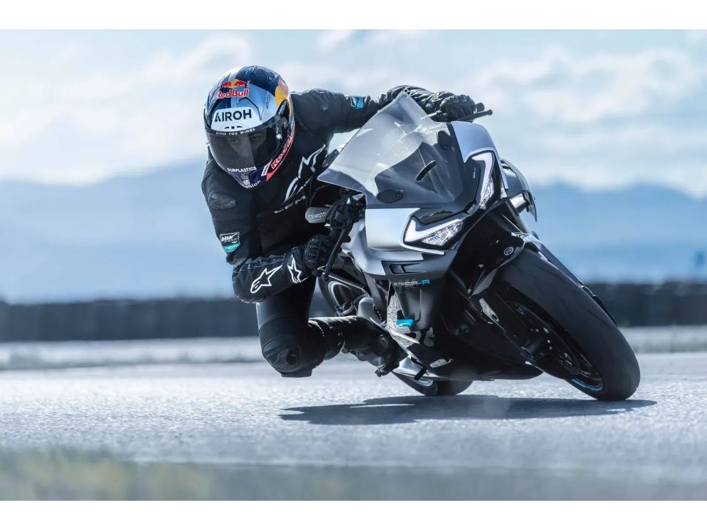 CFMOTO 675SR-R | Supersport tricilíndrica 675 cc con 94 HP, Quickshifter y KYB