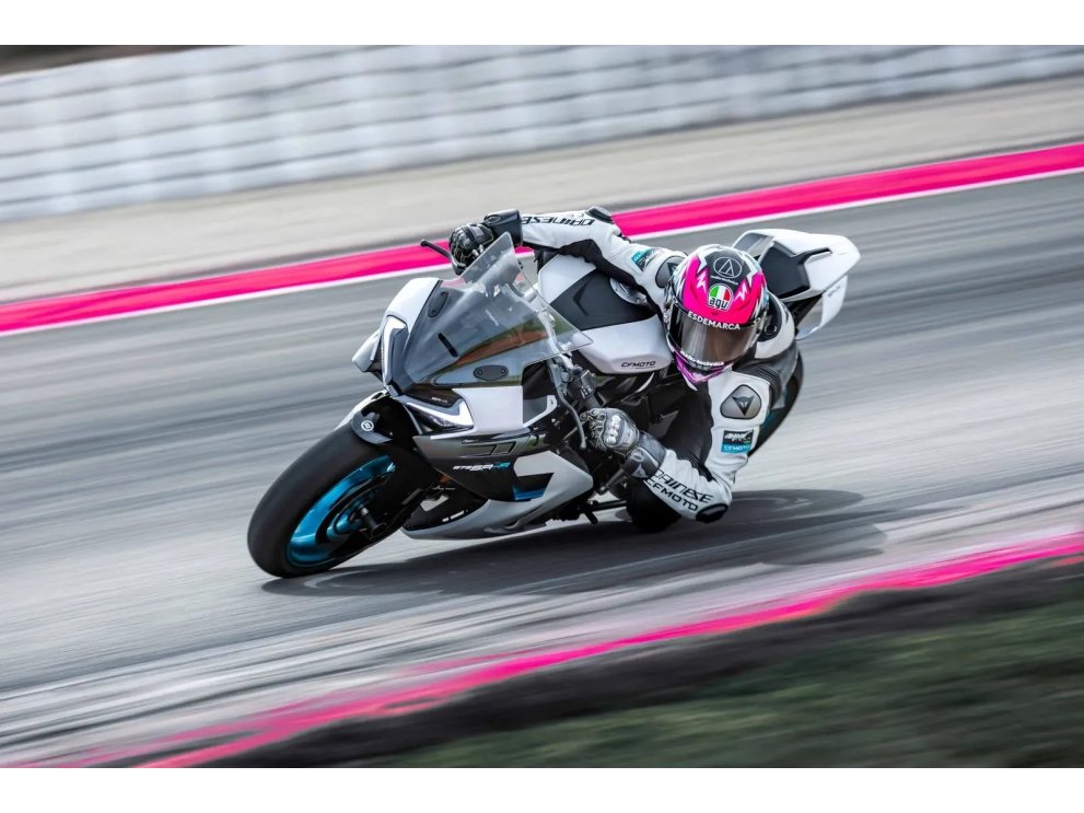 CFMOTO 675SR-R | Supersport tricilíndrica 675 cc con 94 HP, Quickshifter y KYB