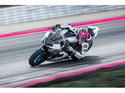 CFMOTO 675SR-R | Supersport tricilíndrica 675 cc con 94 HP, Quickshifter y KYB