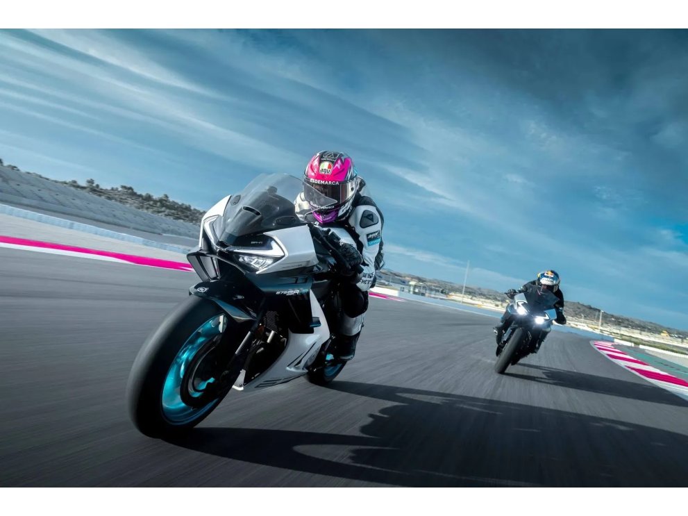 CFMOTO 675SR-R | Supersport tricilíndrica 675 cc con 94 HP, Quickshifter y KYB