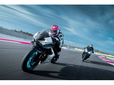 CFMOTO 675SR-R | Supersport tricilíndrica 675 cc con 94 HP, Quickshifter y KYB