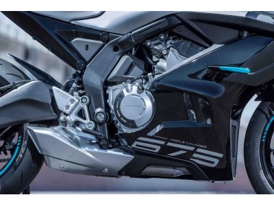 CFMOTO 675SR-R | Supersport tricilíndrica 675 cc con 94 HP, Quickshifter y KYB